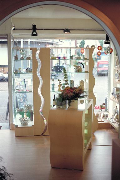 ...Ladenlokal... Vitrinen...